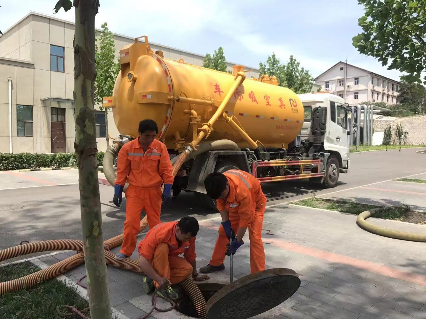 临夏管道疏通车停在窨井附近