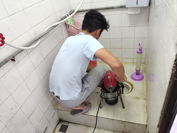 临夏管道堵塞冒臭气 专业师傅现场解决问题