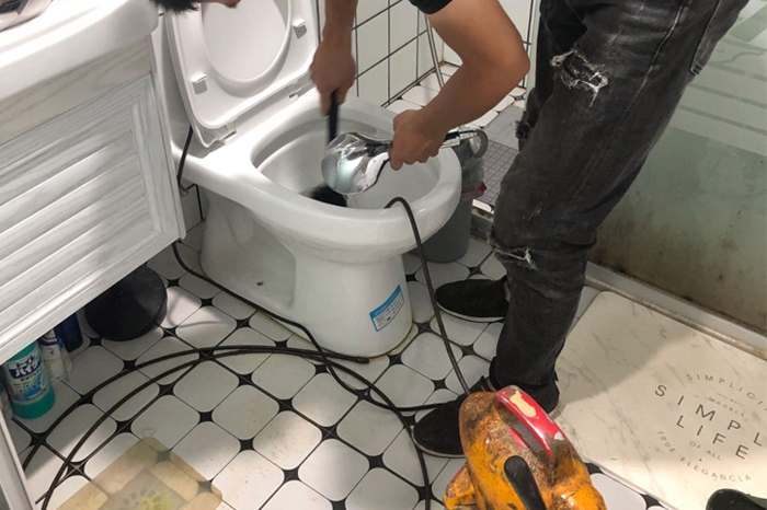 临夏马桶堵塞自己疏通还是找师傅？专业上门服务让你省时更省心